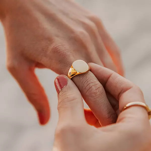 Bgaue femme toujours chevalière à gravure personnalisable en vermeil sertie de zircons couleur cristal sur les côtés mise au doigt