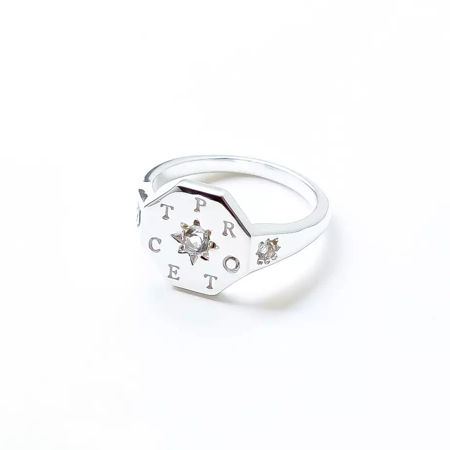 Bague chevalière femme personnalisable collection protect en argent gravée d'étoiles serties de pierres de zircon portant l'inscription gravée protect