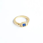 Bague femme plaquée or sertie d'une pierre en zircon couleur bleue nuit et deux zircons qui l'encadrent de couleur cristal