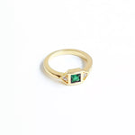 Bague femme plaquée or sertie d'une pierre de zircon couleur vert émeraude et deux zircons couleur cristal
