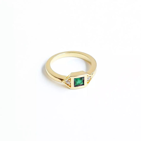 Charger l&amp;#39;image dans la galerie, Bague femme plaquée or sertie d&amp;#39;une pierre de zircon couleur vert émeraude et deux zircons couleur cristal
