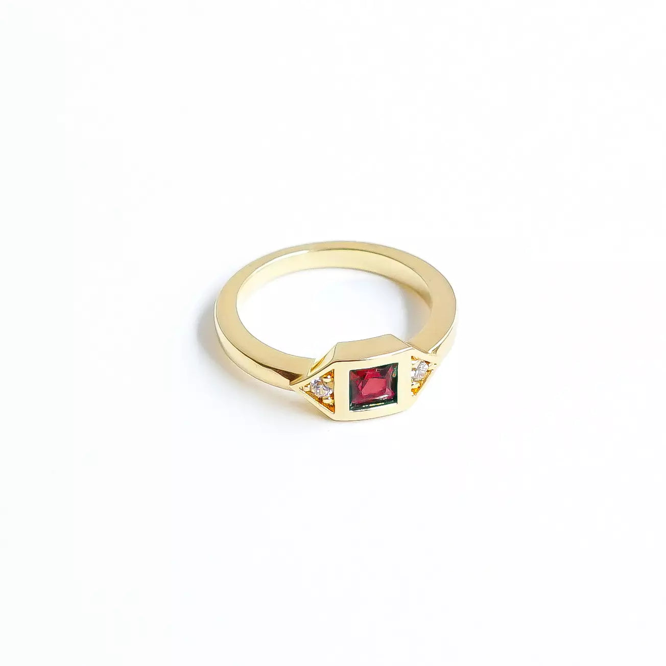 Bague femme plaquée or sertie d'une pierre de zircon couleur Fuchsia sur fond blanc