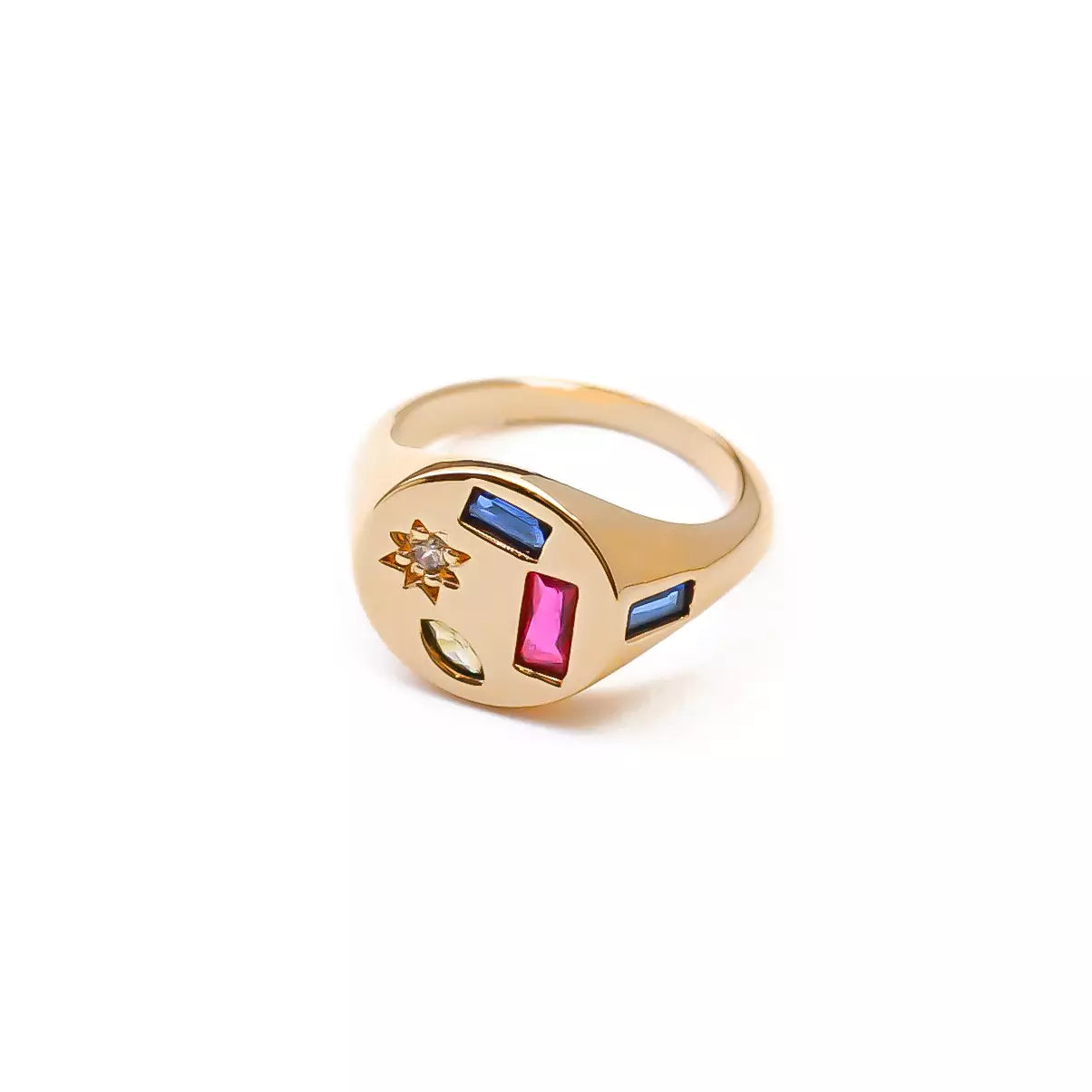 bague chevalière femme collection joie plaquée or sertie de zircons de couleurs bleus roses et cristales sur fond blanc