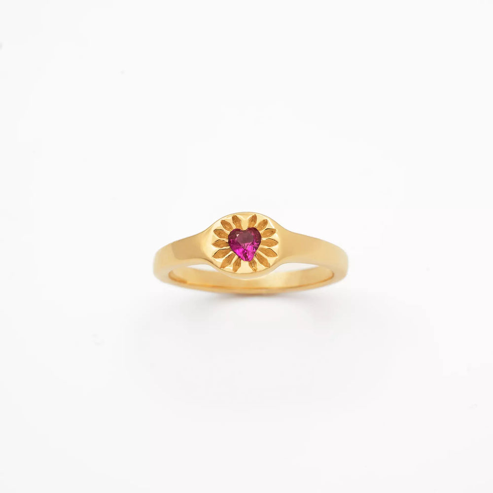 bague femme collection l'amoureuse plaquée or avec une pierre de zircon en forme de coeur couleur rubis encadré par des rayons gravés