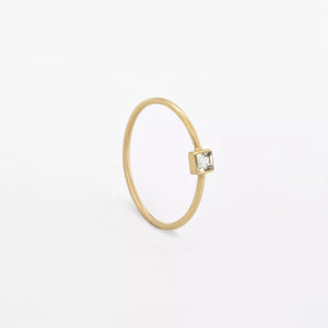 bague femme dis-moi oui debout en or sertie clos de zircon de forme carré sur fond blanc