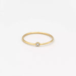 bague femme dis-moi oui en or sertie clos de zircon de forme ronde couchée de face sur fond blanc