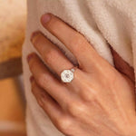 Bague chevalière femme personnalisable collection protect en argent gravée d'étoiles serties de pierres de zircon portant l'inscription gravée protect portée sur une main qui se tiens le bras