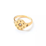 Bague chevalière femme personnalisable collection protect en vermeil gravée d'étoiles serties de pierres de zircon portant l'inscription gravée protect