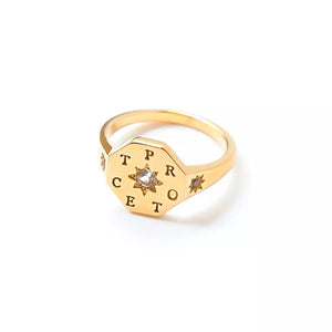 Bague chevalière femme personnalisable collection protect en vermeil gravée d'étoiles serties de pierres de zircon portant l'inscription gravée protect