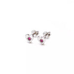 boucles d'oreilles enfants petit coeur en argent en forme de coeur serties de zircon fuschia dans une étoile gravée
