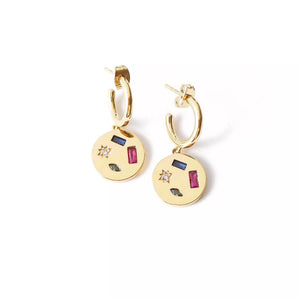 boucles d'oreilles femme collection joie plaquées or de formes rondes serties de zircons couleurs bleue nui rose fuschia vert émeraude et une pierre couleur cristal sertie dans une étoile gravée