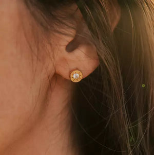 boucle d'oreille femme collection mon soleil en vermeil en forme de rond sertie d'un zircon couleur cristal dans une étoile portée à l'oreille