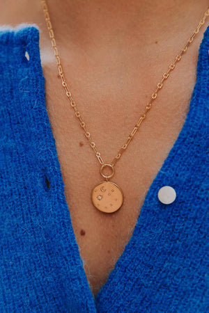 Collier femme 7ème ciel en vermeil à gravure personnalisable gravé d'une lune et d'étoiles sertie d'une pierre de zircon couleur cristal porté au cou et encadré de tissu bleu