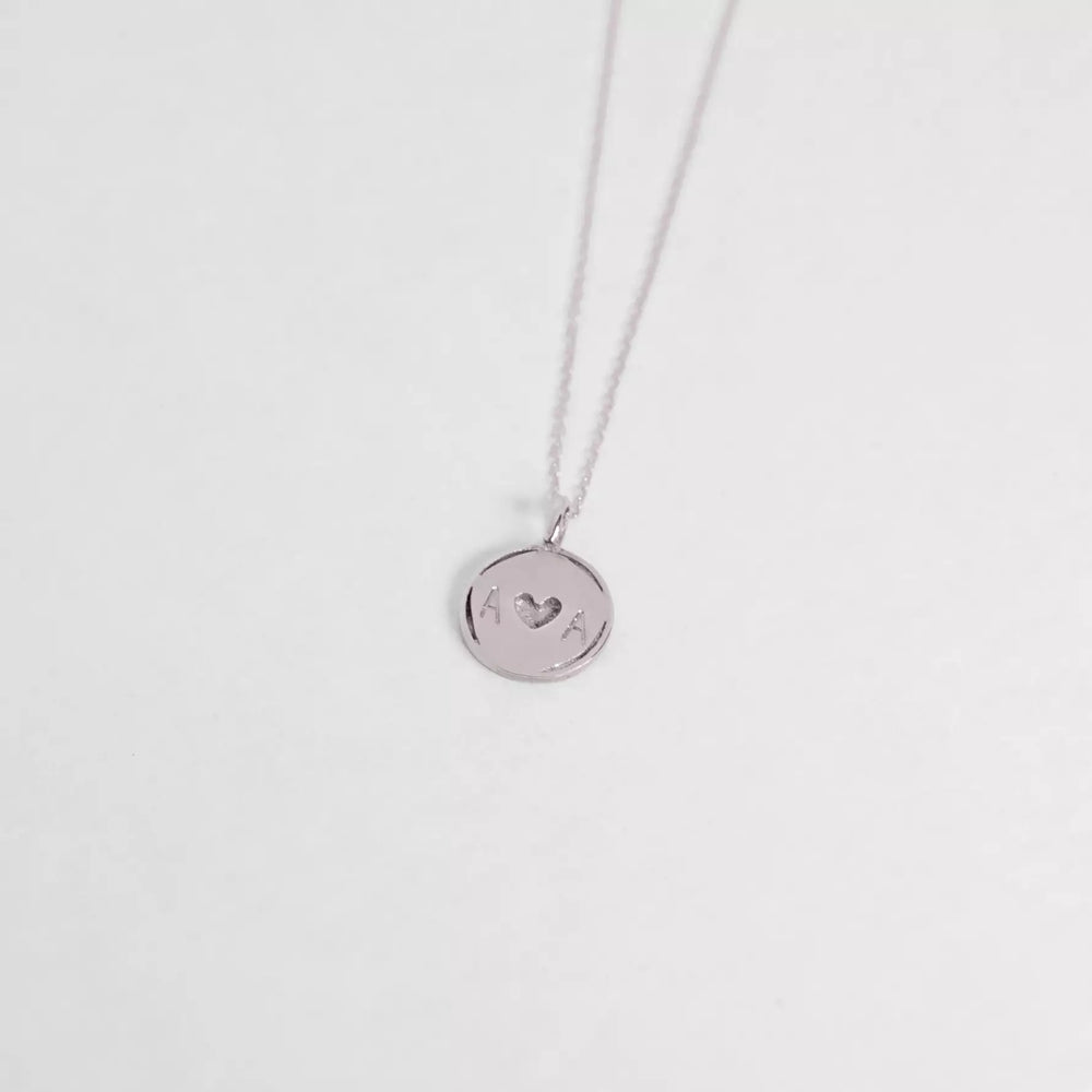 collier à gravure personnalisable pour femme collection amour en or gravé d'un coeur et de deux lettres A de chaque côté