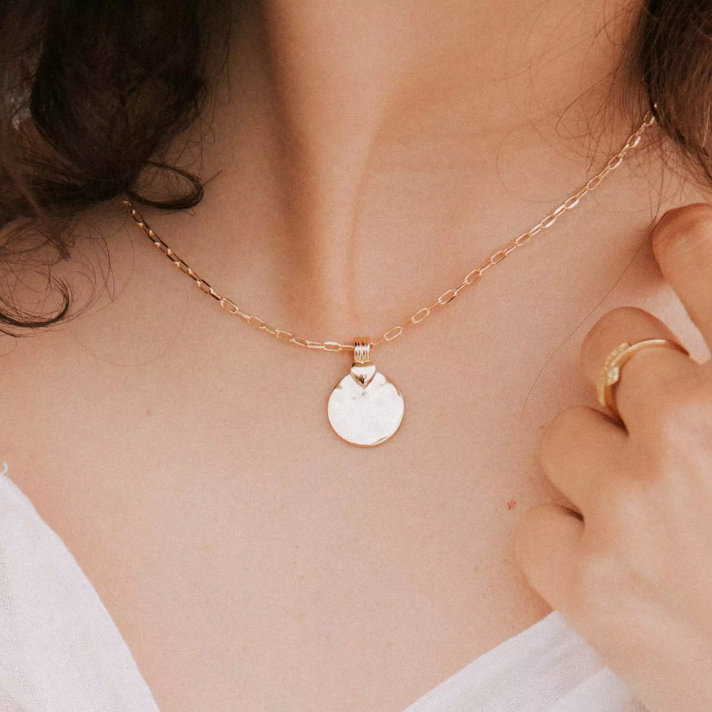 
            
                Charger l&amp;#39;image dans la galerie, collier femme coeur plaqué or en forme de rond avec un relief de coeur sur la partie haute porté au cou
            
        
