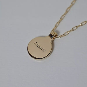 collier femme coeur plaqué or en forme de rond gravé de l'inscription amour
