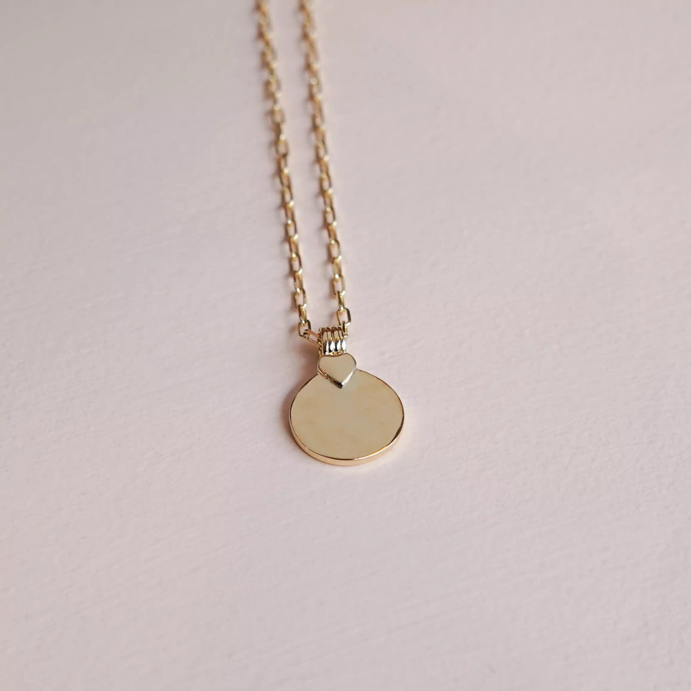 
            
                Charger l&amp;#39;image dans la galerie, collier femme coeur plaqué or en forme de rond avec un relief de coeur sur la partie haute
            
        