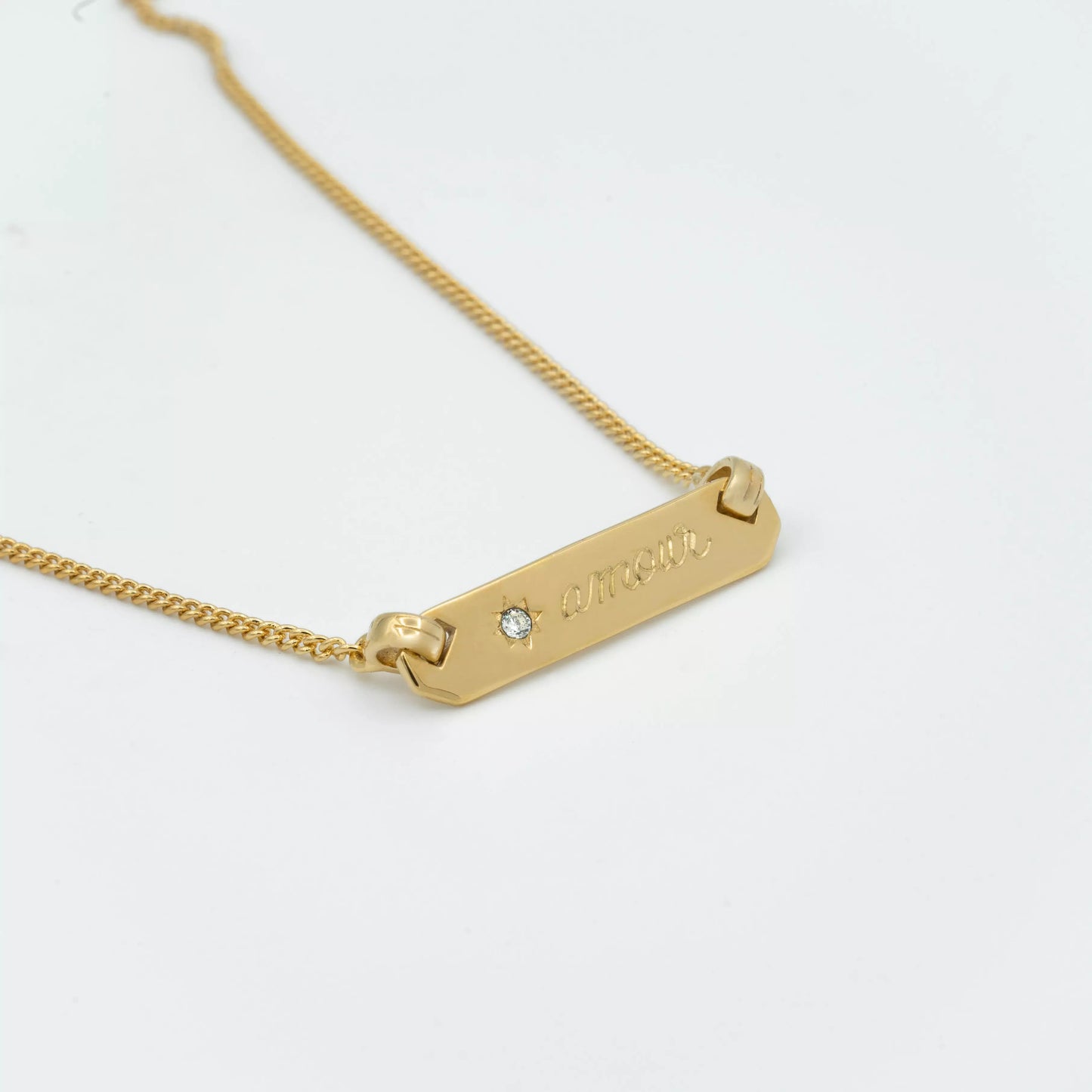 collier femme collection divine à gravure personnalisable plaqué or en forme de rectangle serti d'un zircon de couleur cristal portant l'inscription gravée amour