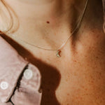 collier femme lune en argent en forme de lune serti d'un zircon de couleur cristal dans une étoile gravée porté au cou