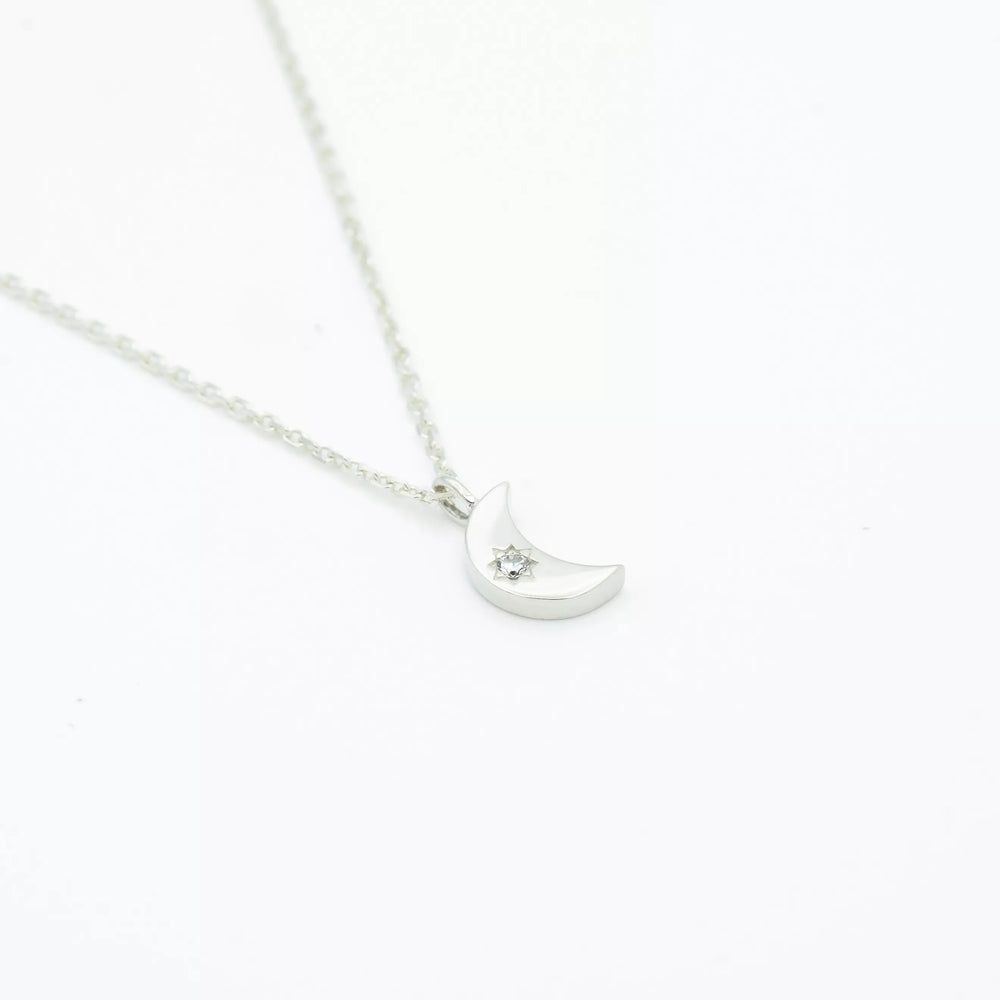 collier femme lune en argent en forme de lune serti d'un zircon de couleur cristal dans une étoile gravée