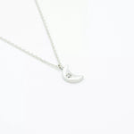 collier femme lune en argent en forme de lune serti d'un zircon de couleur cristal dans une étoile gravée