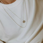 collier femme en argent collection solaire à gravure personnalisable de forme ronde irrégulière avec une gravure d'étoile porté sur cou