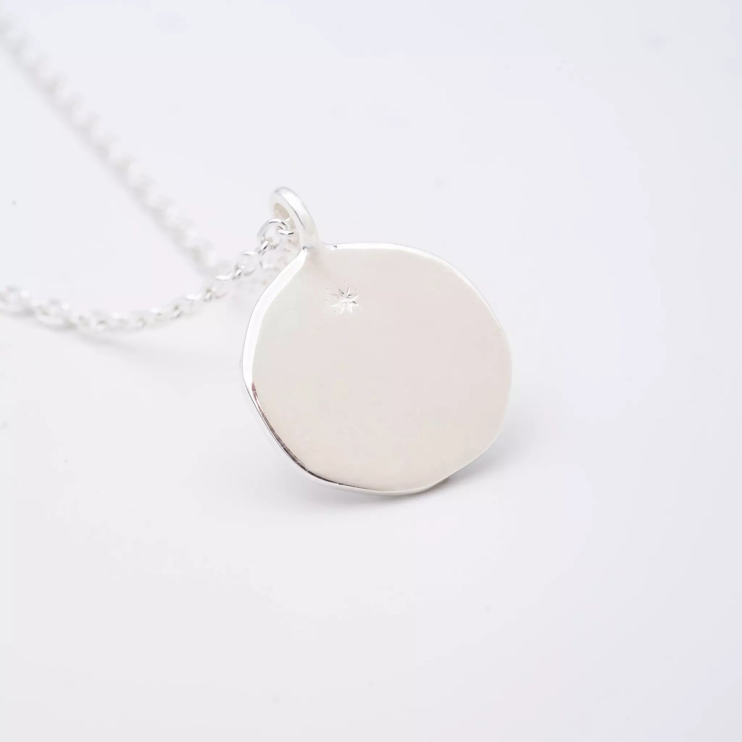 collier femme en argent collection solaire à gravure personnalisable de forme ronde irrégulière avec une gravure d'étoile