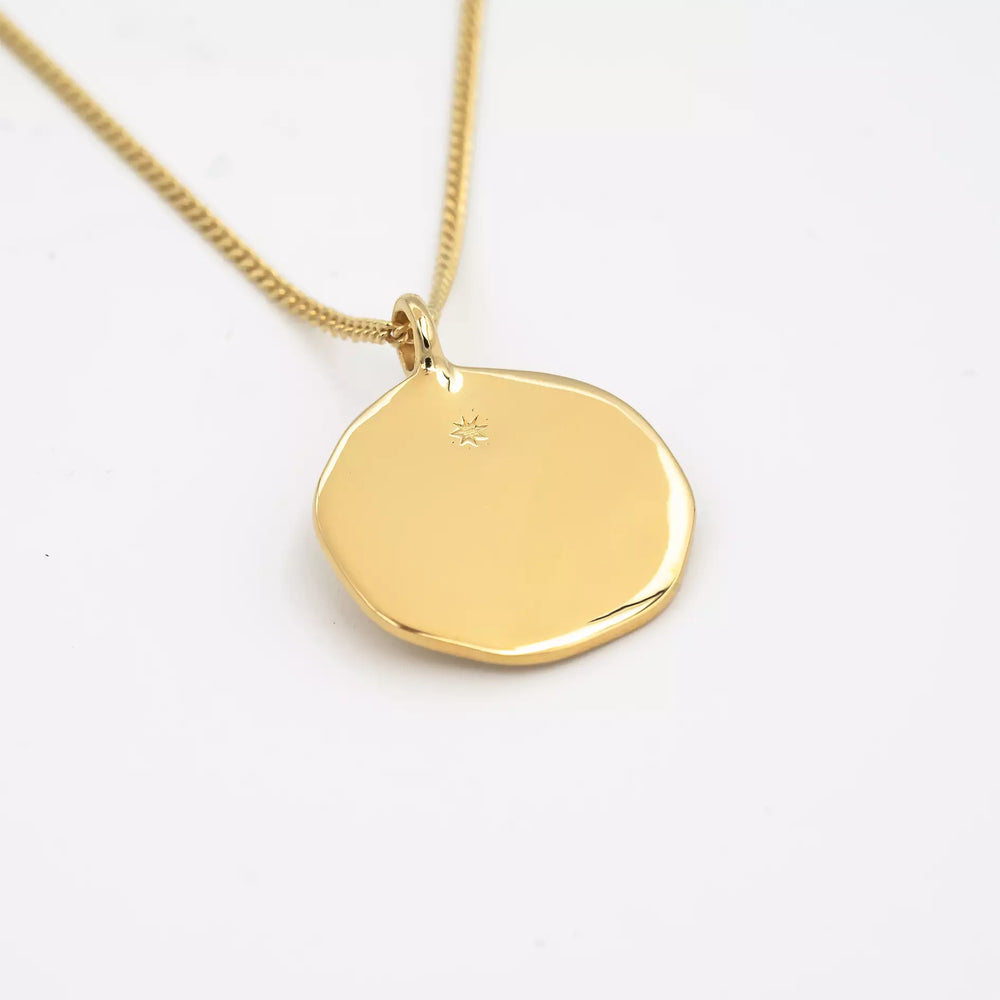 collier femme en vermeil collection solaire à gravure personnalisable de forme ronde irrégulière avec une gravure d'étoile