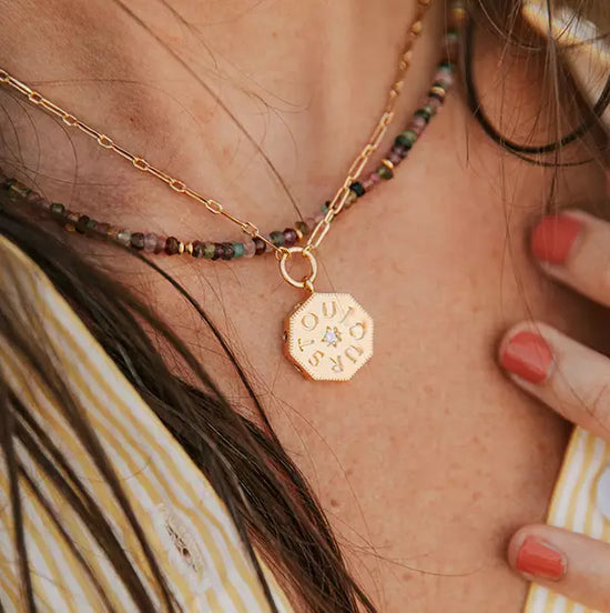collier femme toujours plaqué or de forme octogonale gravé au centre d'une étoile qui est serti d'un zircon couleur cristal ainsi que sur les arrêtes porté au cou