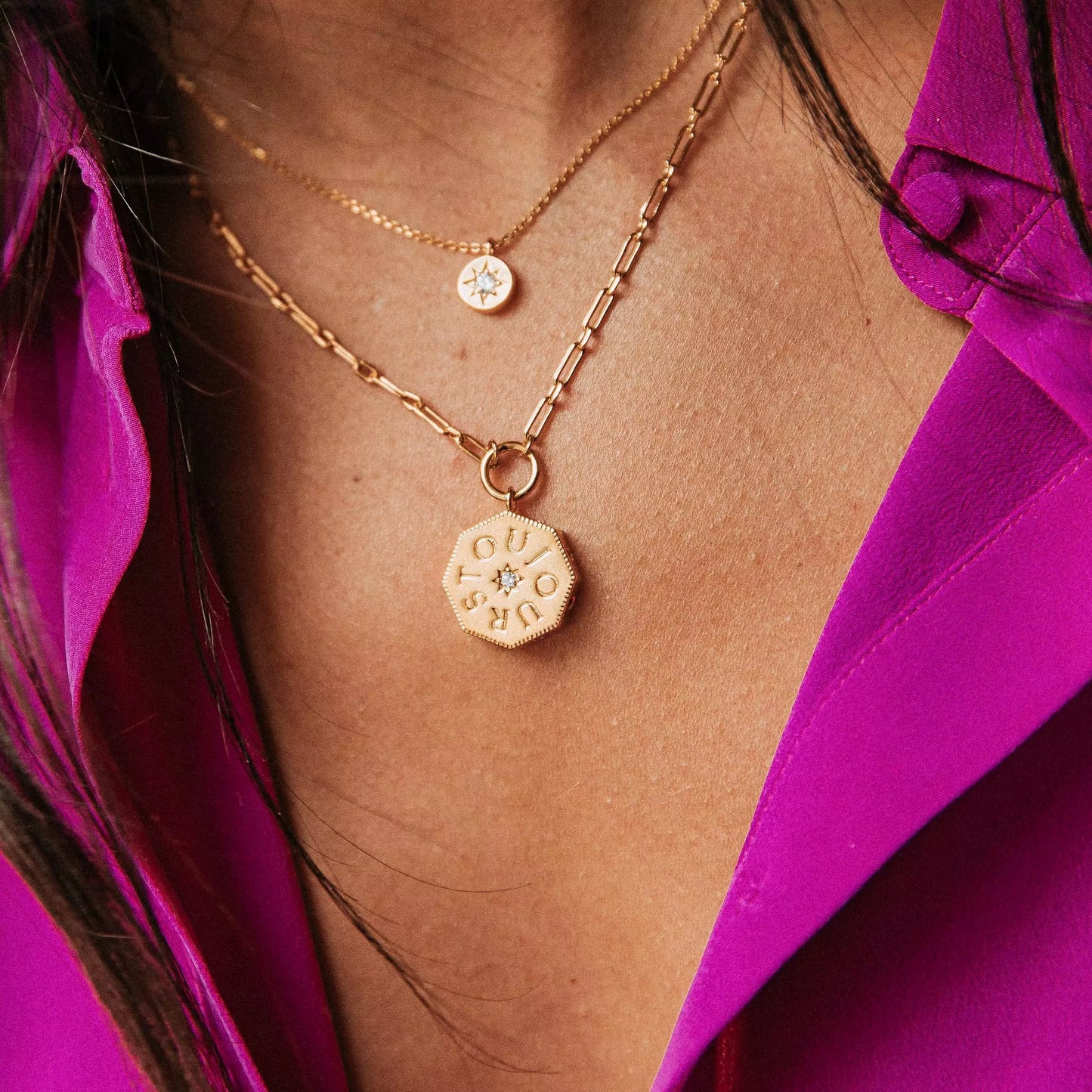 collier femme toujours plaqué or de forme octogonale gravé au centre d'une étoile qui est serti d'un zircon couleur cristal ainsi que sur les arrêtes porté au cou