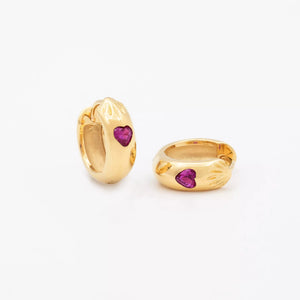 boucles d'oreilles créoles plaquées or collection l'amoureuse serties d'un zircon couleur fuchsia en forme de coeur et gravées de rayons