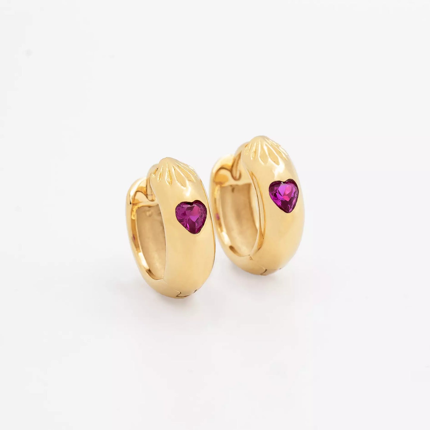 boucles d'oreilles créoles plaquées or collection l'amoureuse serties d'un zircon couleur fuchsia en forme de coeur et gravées de rayons