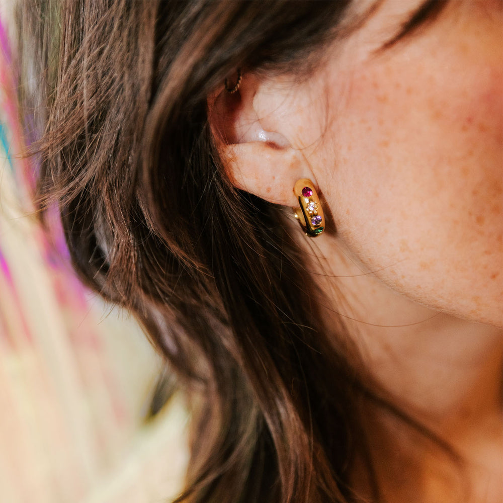 boucles d'oreilles créoles femme collection radieuse plaquées or serties de zircon couleur fuchsia cristal vert émeraude et améthyste portées