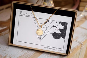 Collier femme 7ème ciel en vermeil à gravure personnalisable gravé d'une lune et d'étoiles sertie d'une pierre de zircon couleur cristal posé dur l'illustration de deux amant qui s'embrassent