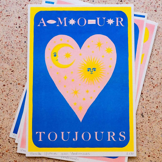 Charger l&amp;#39;image dans la galerie, illustration amour toujours de Camille Gressier d&amp;#39;un coeur avec dedans un soleil et une lune stylisée sur fond rose et bleue
