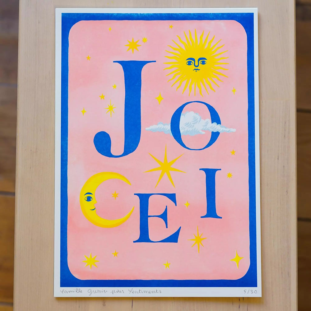 illustration joie par Camille Gressier d'une lune et d'un soleil personnalisée de parts et d'autres du mots JOIE écrit en bleu sur fond rose