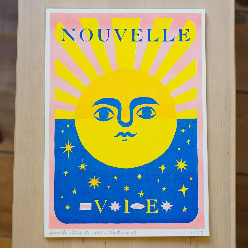 Illustration Nouvelles Vie de Camille Gressier d'un soleil stylisé avec un visage au centre des rayons émanent au dessus de sa tête et en dessous un ciel étoilé avec la mention VIE