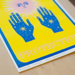 Illustration Protection de Camille Gressier d'un soleil stylisé avec un visage portant ses mains remplies d'un ciel bleu nuit avec des étoiles en avant sur fond jaune avec la mention PROTECTION en bas de l'affiche vu de diagonal