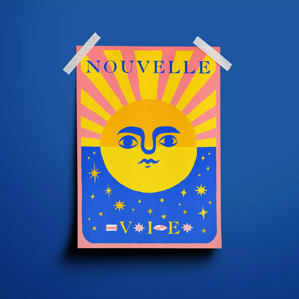 Illustration Nouvelles Vie de Camille Gressier d'un soleil stylisé avec un visage au centre des rayons émanent au dessus de sa tête et en dessous un ciel étoilé avec la mention VIE accrochée à un mur