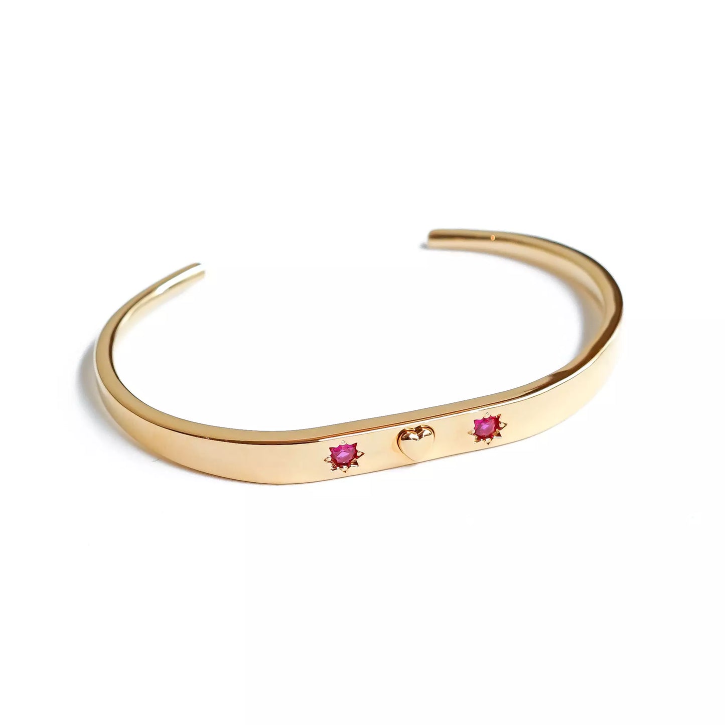 Bracelet jonc femme plaqué or à gravure personnalisable avec un coeur au centre encadré de chaque côté par des gravures d'étoiles serties de pierres de zircons couleur fuchsia