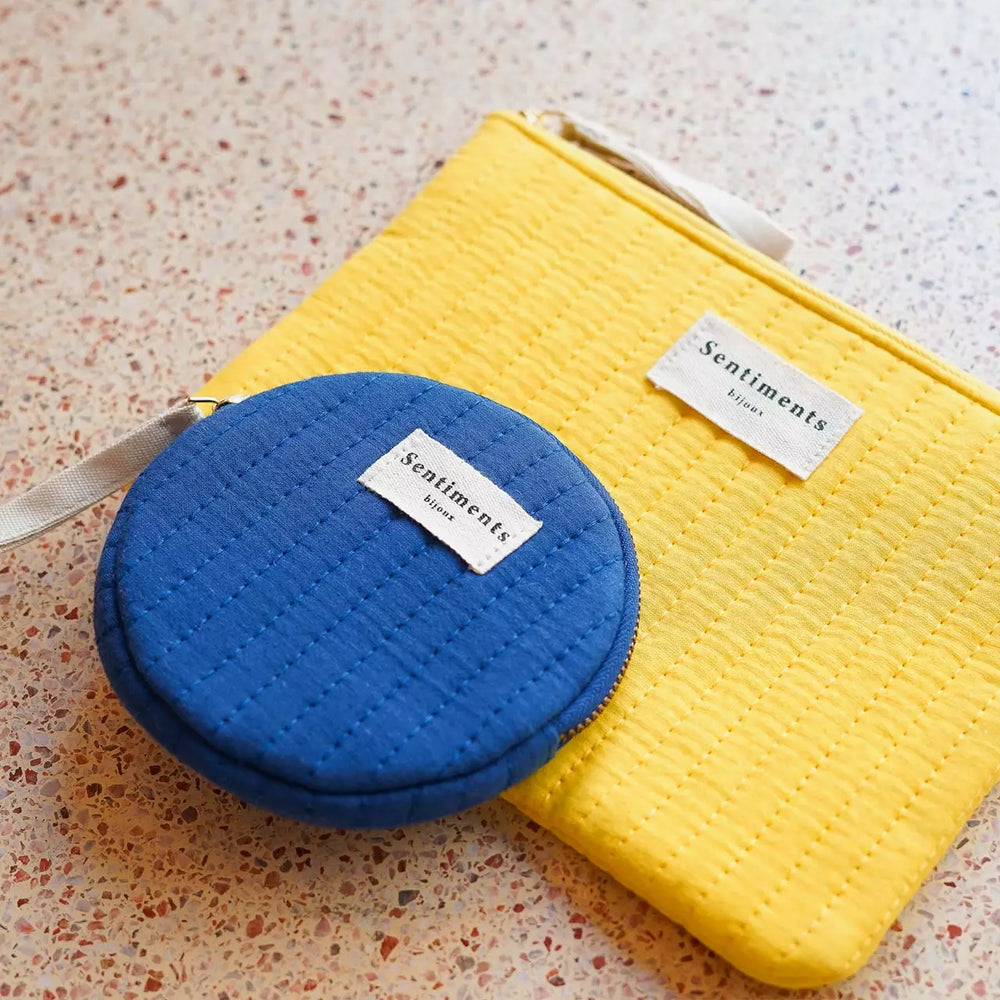 Pochettes matellassée jaune soleil en coton et une pochette ronde matellassée bleue