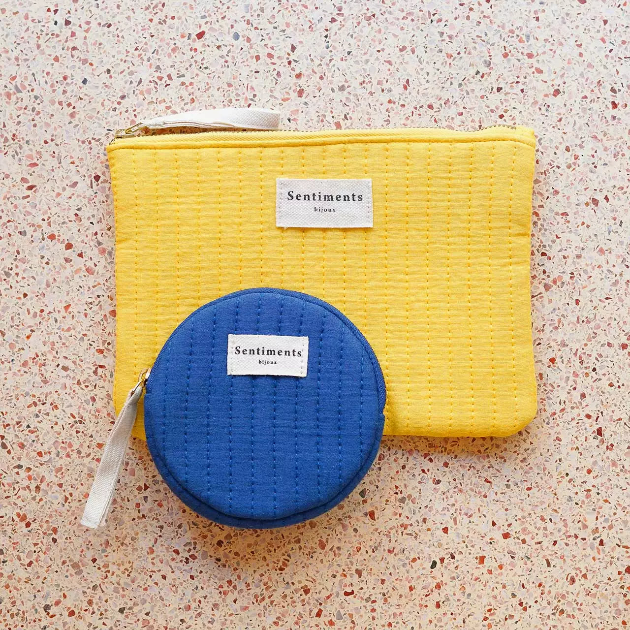 Pochettes matellassée jaune soleil en coton et une pochettes bleue matelassée ronde
