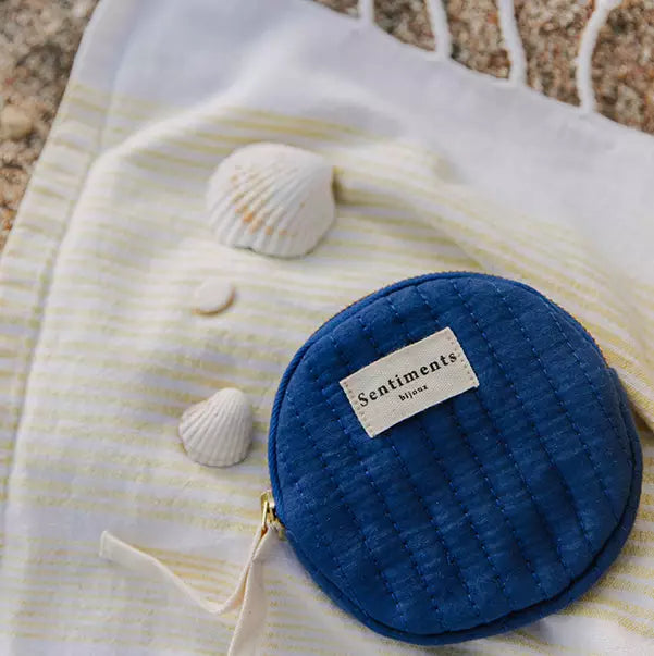 Pochette en coton matelassée de forme ronde et de couleur bleue