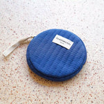 Pochette en coton matelassée de forme ronde et de couleur bleue