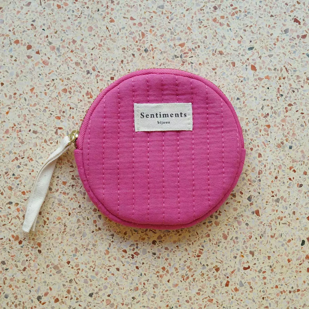 Pochette en coton matelassée de forme ronde et de couleur fuchsia