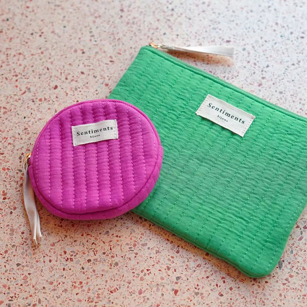 Pochette en coton matelassée de forme rectangulaire et de couleur verte &vec une pochette de forme ronde matelassée de couleur fuchsia