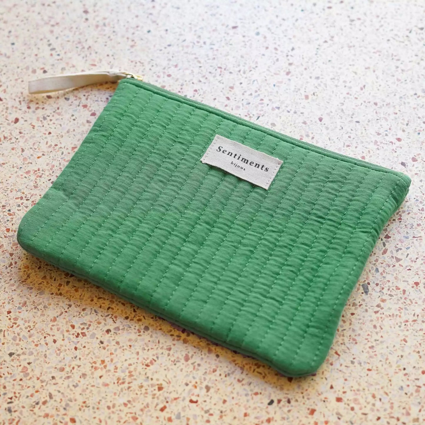 Pochette en coton matelassée de forme rectangulaire et de couleur verte