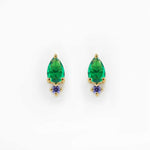 boucle d'oreille plaquée or nana émeraude collection radieuse avec un serti de pierre en zircon de couleur verte émeraude et un autre serti de zircon de couleur bleue nuit portée par une femme