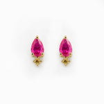 boucles d'oreilles plaquées or nana rubis collection radieuse avec un serti de pierre en zircon de couleur fuchsia et un autre serti de zircon de couleur dorée