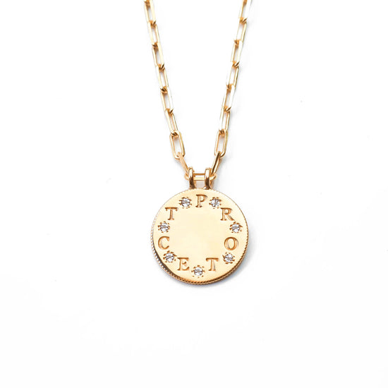 collier femme plaqué or collection protect à gravure personnalisable de forme ronde serti de zircons de couleur cristal qui séparent les lettres du mots protect qui sont gravés sur les pourtour du collier